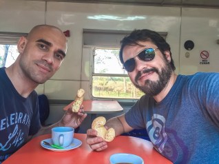 Café com Chipa no vagão restaurante