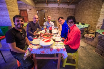 Almoço em um restaurante feito de sal em Colchani.
