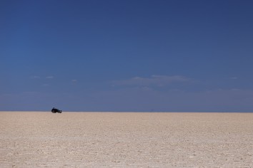 Minúsculos na imensidão do Salar.