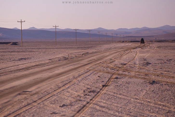 A estrada sobre um salar de borax.