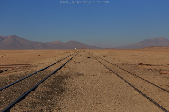 Cruzando a linha férea em Julaca