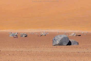 Rochas postas cuidadosamente sobre o solo por uma erupção vulcânica